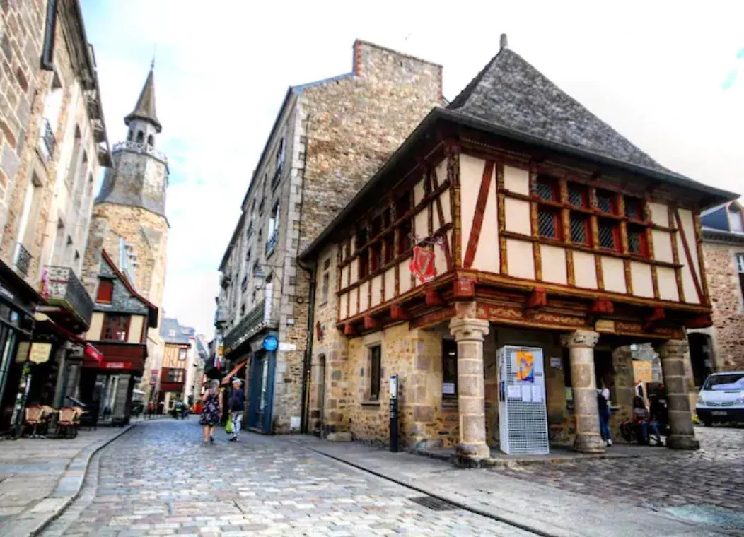 L'Horloge Apartment Dinan 0*,